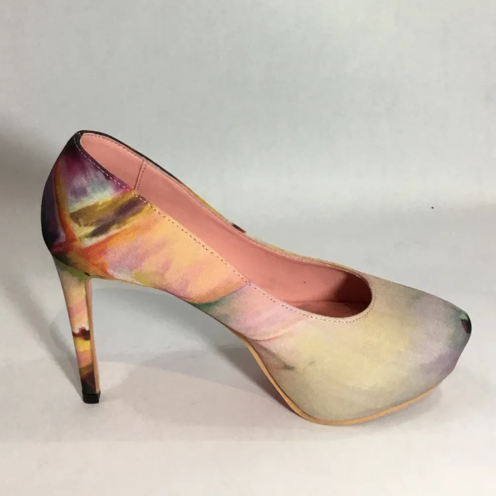 High heel pump - abstract 1